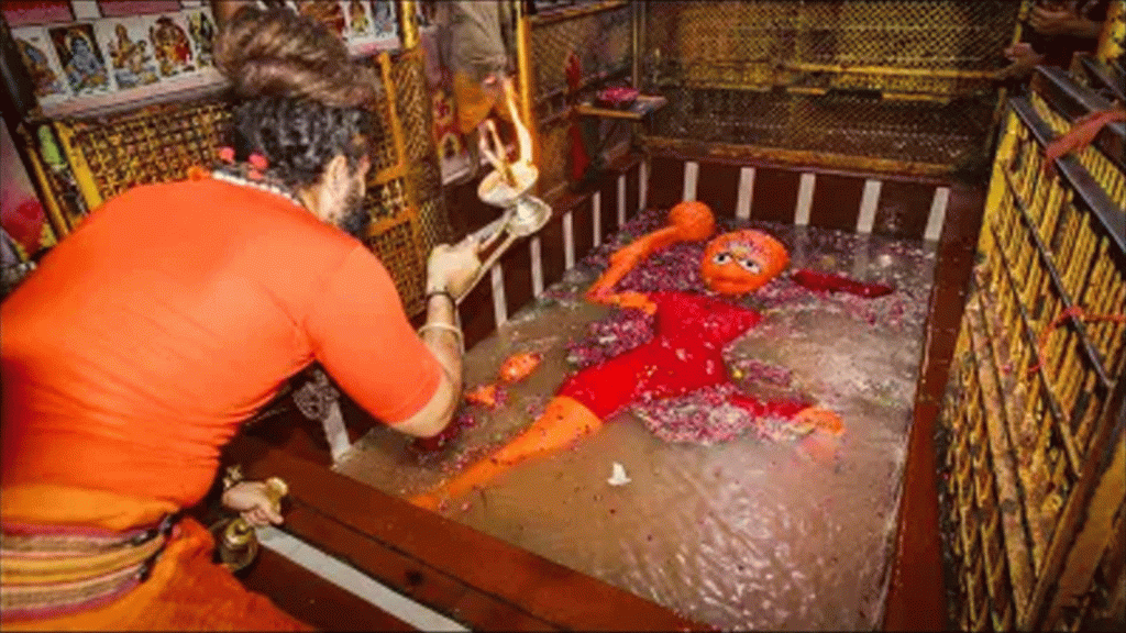 प्रयागराज में गंगा ने किया बड़े हनुमानजी का अभिषेक, मंदिर में उमड़ा आस्था का सैलाब