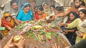 सुबह की पहली किरण के साथ शुरू हुआ जलाभिषेक