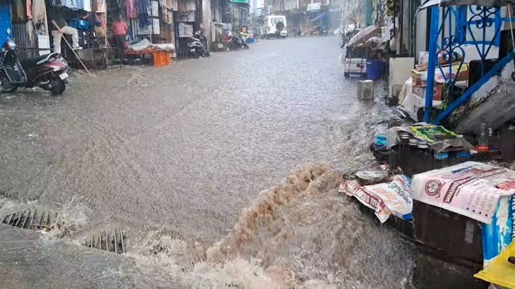एक घंटे की बारिश में गोपेश्वर डूबा, सड़कों पर गंदे पानी के गदेरे बहे; दुकानदार परेशान एक घंटे की बारिश में गोपेश्वर डूबा, सड़कों पर गंदे पानी के गदेरे बहे; दुकानदार परेशान