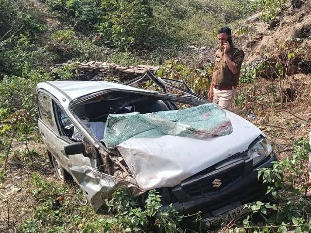 100 की रफ्तार बनी आफत, कार 6 बार पलटी और गड्ढे में जा गिरी 100 की रफ्तार बनी आफत, कार 6 बार पलटी और गड्ढे में जा गिरी