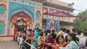 मंदिर में भीड़