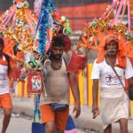 44 किमी की परिक्रमा का अद्भुत दृश्य, नंगे पैर, हाथों में आस्था और जुबां पर महादेव का नाम