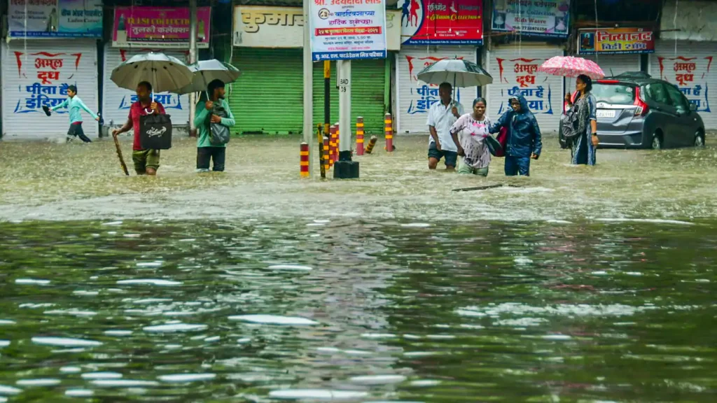 गोरखपुर में बारिश बनी आफत, जलभराव के बीच करंट से छात्र की गई जान