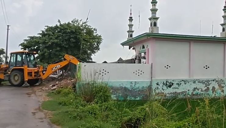 गाजीपुर में अवैध मस्जिद ध्वस्त, कोर्ट के आदेश पर गरजा बुलडोजर