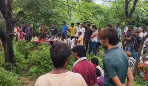UP: सब्जी लेने घर से निकला था युवक, पेड़ से लटकती मिली लाश