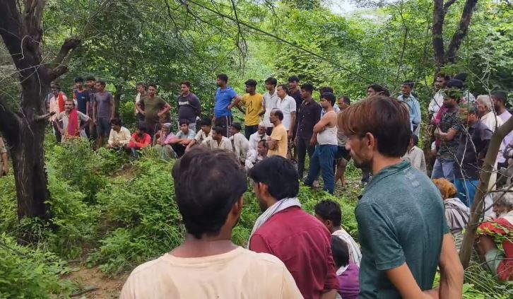 UP: सब्जी लेने घर से निकला था युवक, पेड़ से लटकती मिली लाश