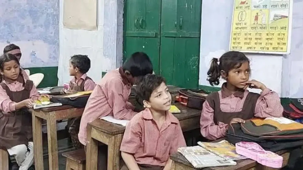 बेसिक शिक्षा का हाल बेहाल, यूपी में 26 राजकीय स्कूल बंद, 42 स्कूलों में शिक्षकों की भारी कमी बेसिक शिक्षा का हाल बेहाल, यूपी में 26 राजकीय स्कूल बंद, 42 स्कूलों में शिक्षकों की भारी कमी