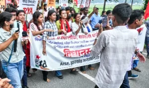 हजारों अभ्यर्थी विधानसभा की ओर निकले