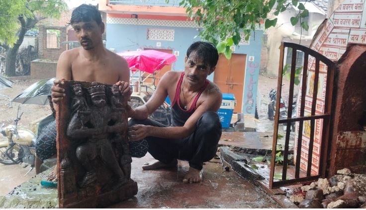 खजाने की तलाश में बदमाशों ने मंदिर की कर दी खुदाई, गुस्साए लोगों ने की कार्रवाई की मांग