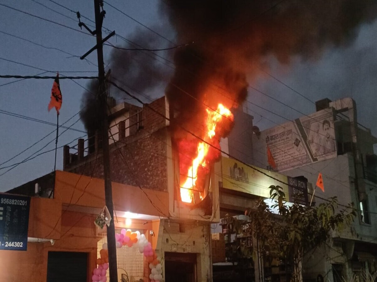 संभल: देर रात धधकी इलेक्ट्रॉनिक दुकान, आग बुझाने में छूटे पसीने; लाखों का सामान हुआ बर्बाद