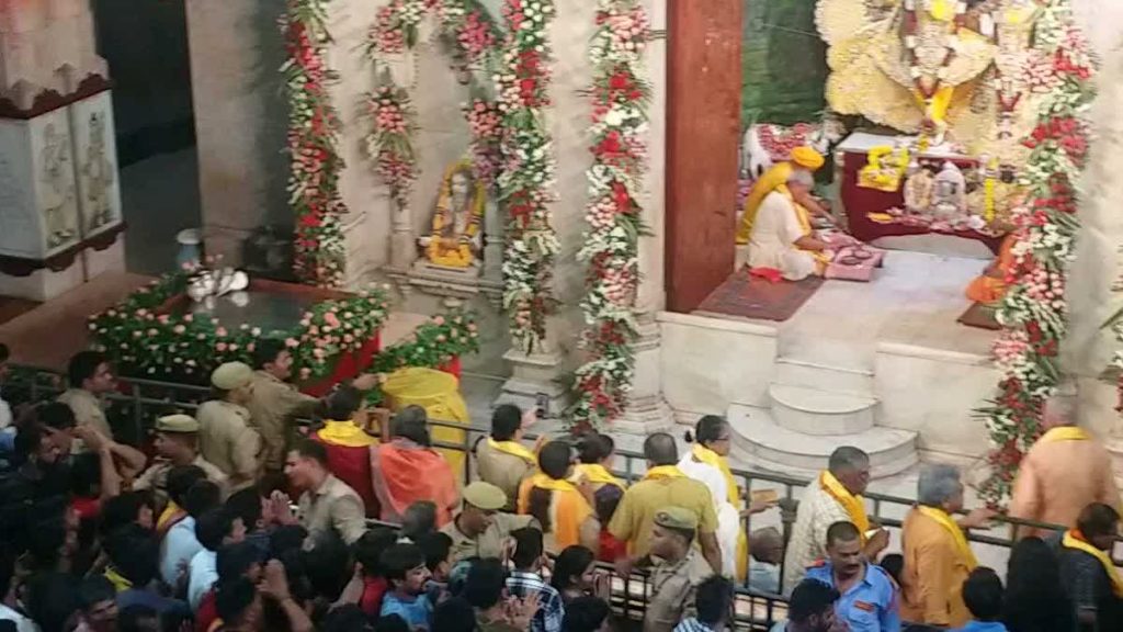 कान्हा के जन्मोत्सव की भव्य तैयारी, पंचगव्य अभिषेक से गूंजा वृंदावन, CM योगी पहुंचे श्रीकृष्ण धाम