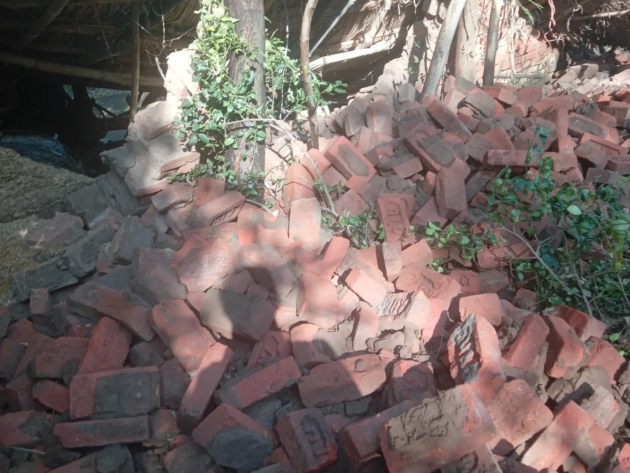 लखीमपुर खीरी में मकान की दीवार गिरने से उजड़ा परिवार