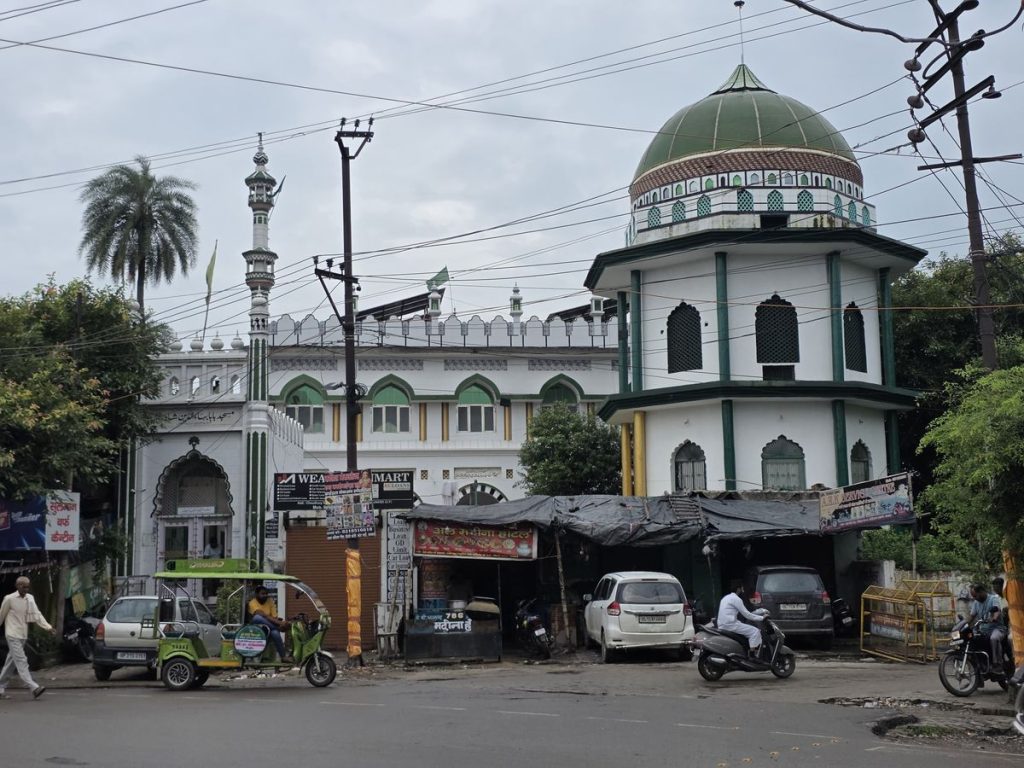 संभल में ASI जांच को लेकर हलचल तेज, बाबा बहाउद्दीन शाह मस्जिद के बाहर सुरक्षा बढ़ाई गई