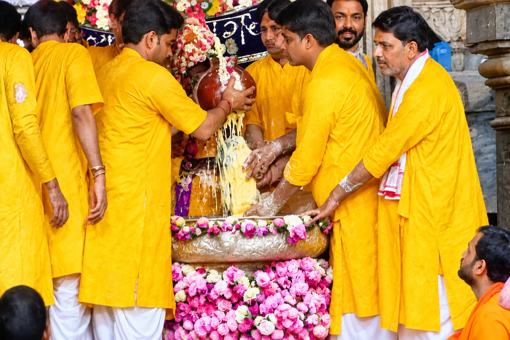 राधाष्टमी पर बरसाना में उमड़ा आस्था का सैलाब, राधारानी के जयकारों से गूंजा धाम राधाष्टमी पर बरसाना में उमड़ा आस्था का सैलाब, राधारानी के जयकारों से गूंजा धाम