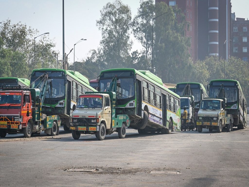 7वें दिन भी डीटीसी बसें ठप, दिल्लीवासियों की बढ़ी मुश्किलें; ऑटो-ई-रिक्शा चालकों ने बढ़ाए किराए 7वें दिन भी DTC बसें ठप, दिल्लीवासियों की बढ़ी मुश्किलें; ऑटो-ई-रिक्शा चालकों ने बढ़ाए किराए