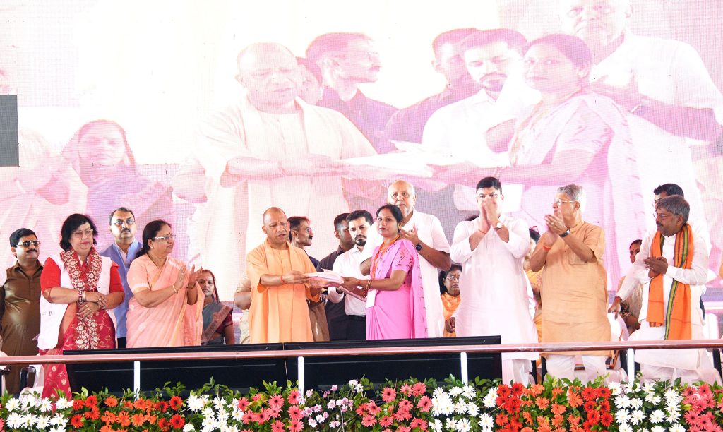 चुनाव से पहले सीएम Yogi Adityanath ने खोला पिटारा, आंगनबाड़ी सेविकाओं को अब मिलेंगे 12 हजार हर महीने