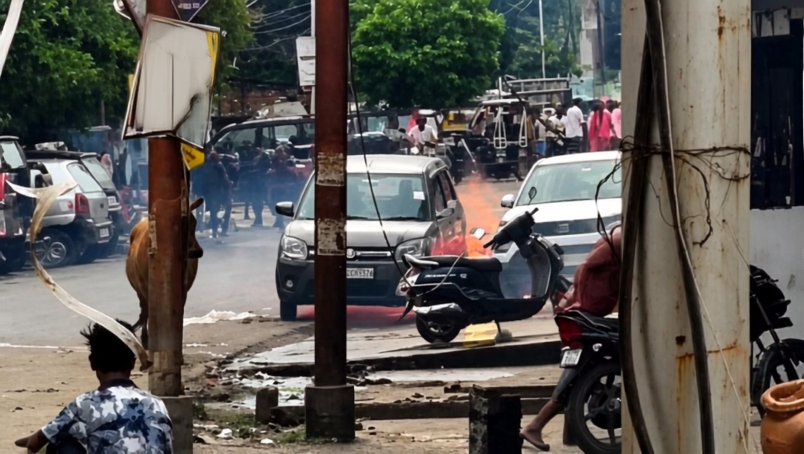 कानपुर में हाईटेंशन लाइन टूटकर गिरी, कार-बाइकों में लगी आग, बाल-बाल बचे लोग