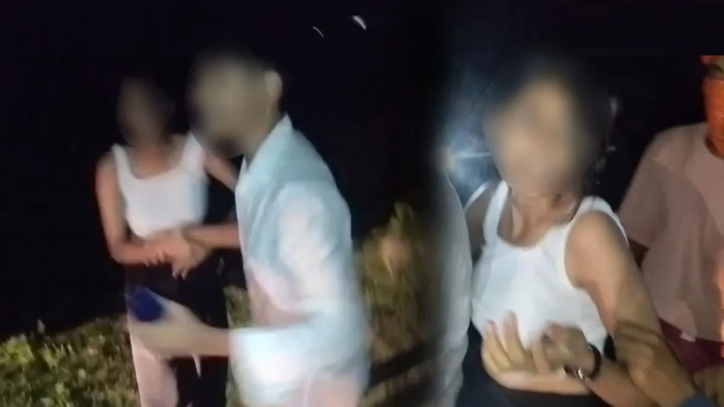 जमुई में छात्रा से बैड टच का मामला गरमाया, ABVP ने सड़क पर उतरकर की सख्त कार्रवाई की मांग जमुई में छात्रा से बैड टच का मामला गरमाया, ABVP ने सड़क पर उतरकर की सख्त कार्रवाई की मांग