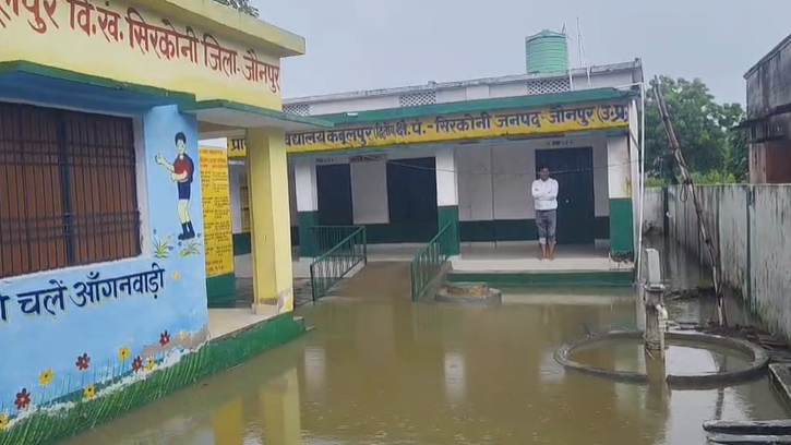 बारिश के बाद विद्यालय बना स्विमिंग, छात्र-छात्राओं को हो रही भारी परेशानी