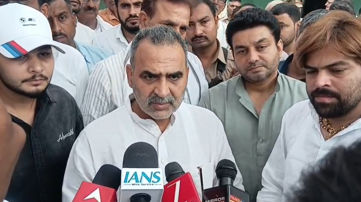 भाजपा के पूर्व मंत्री संजीव बालियान भी मासूम शर्मा के साथ अंकित बालियान के घर पहुंचे