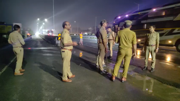 डबल डेकर बस में आग लगने से मचा हड़कंप मौके पर पहुंची पुलिस