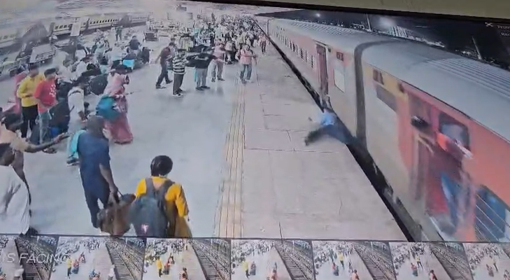 आगरा कैंट स्टेशन पर हादसा टला, GRP जवानों ने यात्री की बचाई जान