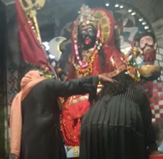 अमरोहा में बुर्काधारी महिला ने मंदिर में की पूजा-अर्चना, वीडियो वायरल होने के बाद चर्चा तेज