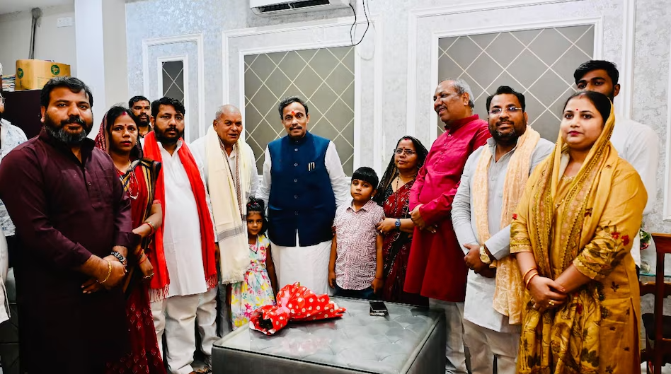 यूपी बीजेपी की सियासी सर्जरी: अदिति सिंह पहुंचीं सीएम योगी के पास, तावड़े पहुंचे संजय निषाद के घर