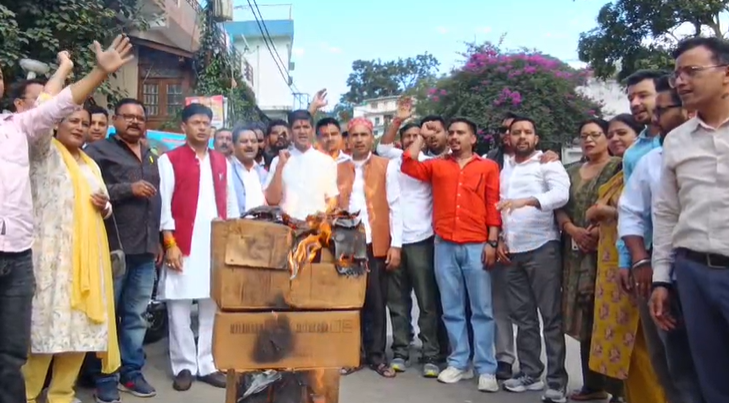 अल्मोड़ा में अजीत डोभाल पर टिप्पणी के विरोध में भाजपा का हंगामा, राहुल गांधी का पुतला फूंका
