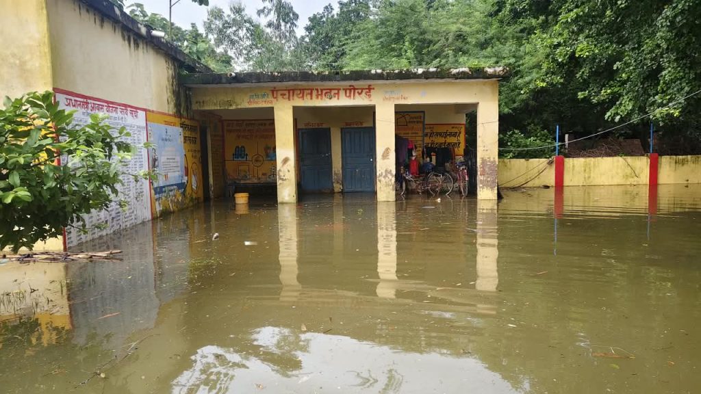 उन्नाव में बाढ़ ने बढ़ाई लोगों की मुश्किलें, सैकड़ों घर डूबे, गांव जलमग्न