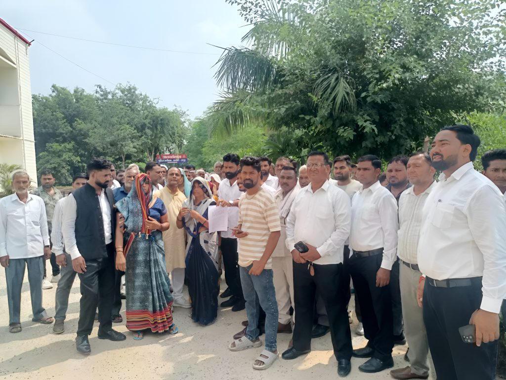 हापुड़ में दबंगों ने चार परिवारों को किया बेघर, दर-दर भटक रहे महिलाएं, बच्चे और बुजुर्ग