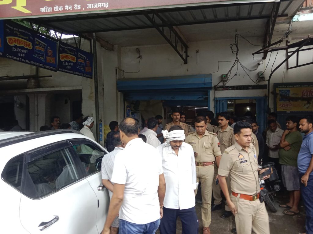 Azamgarh: कैमरे को नीचे झुकाया, स्ट्रीट लाइट का तारा काटा और 35 लाख की ज्वेलरी ले उड़ा चोर