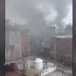 दिल्ली में बड़ा हादसा! फैक्ट्री में आग के बाद मची अफरा-तफरी, दूसरी बिल्डिंग से कूदे 6 लोग
