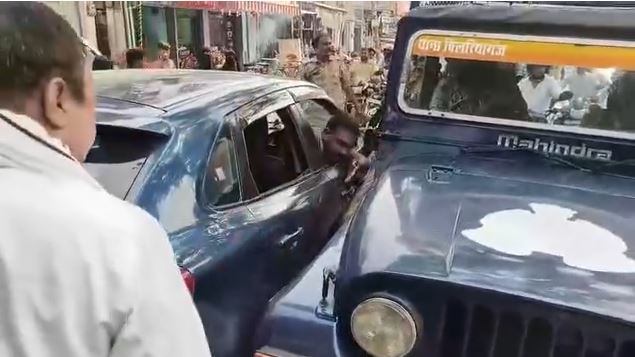Azamgarh में पुलिस और BJP नेता की गाड़ी में टक्कर, जमकर हुआ बवाल