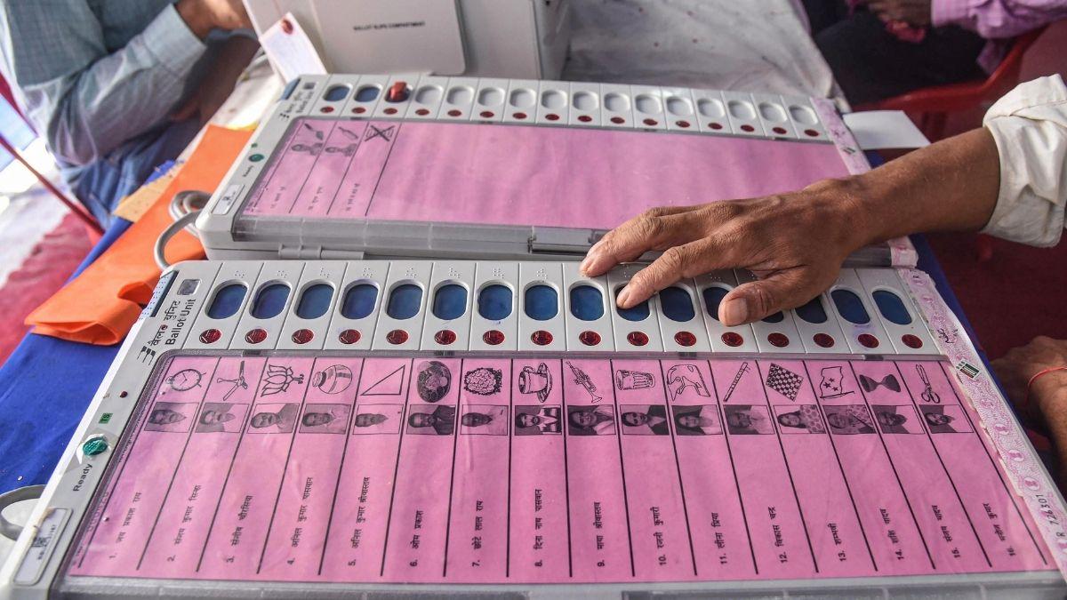 कानपुर में EVM को लेकर हलचल, 143 मशीनें मिली खराब, 12 विशेषज्ञों की टीम ने संभाला मोर्चा