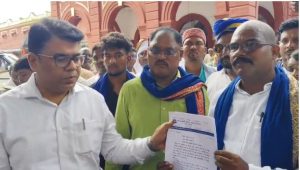 Jaunpur: चंद्रशेखर आजाद पर हमले के विरोध में भीम आर्मी का प्रदर्शन, जांच की मांग