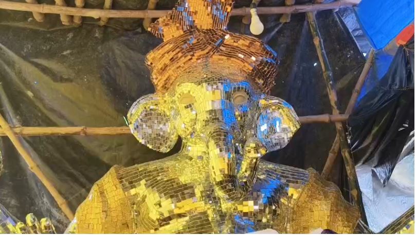 Gorakhpur : लाखों शीशों के टुकड़े से तैयार हुई गणपति की प्रतिमा, बप्पा को देखने जुटी भीड़ मूर्ति देखने उमड़ी लोगों की भीड़