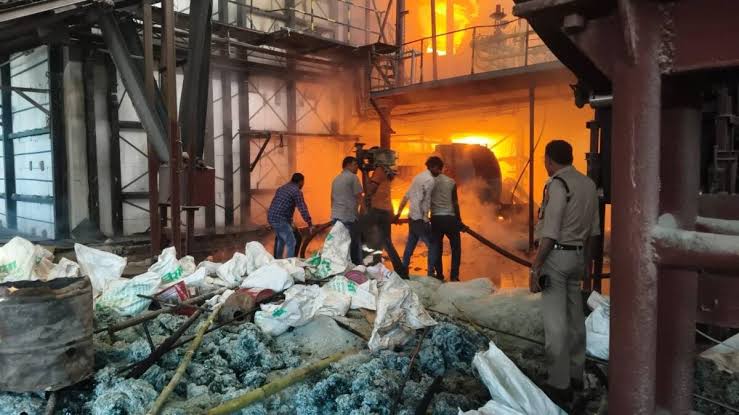 फिरोजाबाद ग्लास फैक्ट्री में आपात स्थिति, भट्टी लीक होने के बाद दमकल ने संभाली कमान फिरोजाबाद ग्लास फैक्ट्री में आपात स्थिति, भट्टी लीक होने के बाद दमकल ने संभाली कमान