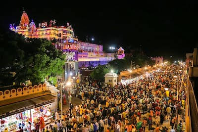 कान्हा के स्वागत को तैयार मथुरा, जन्मस्थान पर उमड़ा जनसैलाब, आधी रात गूंजेगा ‘जय कन्हैया लाल की’ कान्हा के स्वागत को तैयार मथुरा, जन्मस्थान पर उमड़ा जनसैलाब, आधी रात गूंजेगा ‘जय कन्हैया लाल की’