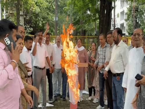 बीजेपी अध्यक्ष के बयान पर उबाल, युवा कांग्रेस ने किया नितिन नबीन के पुतले का दहन