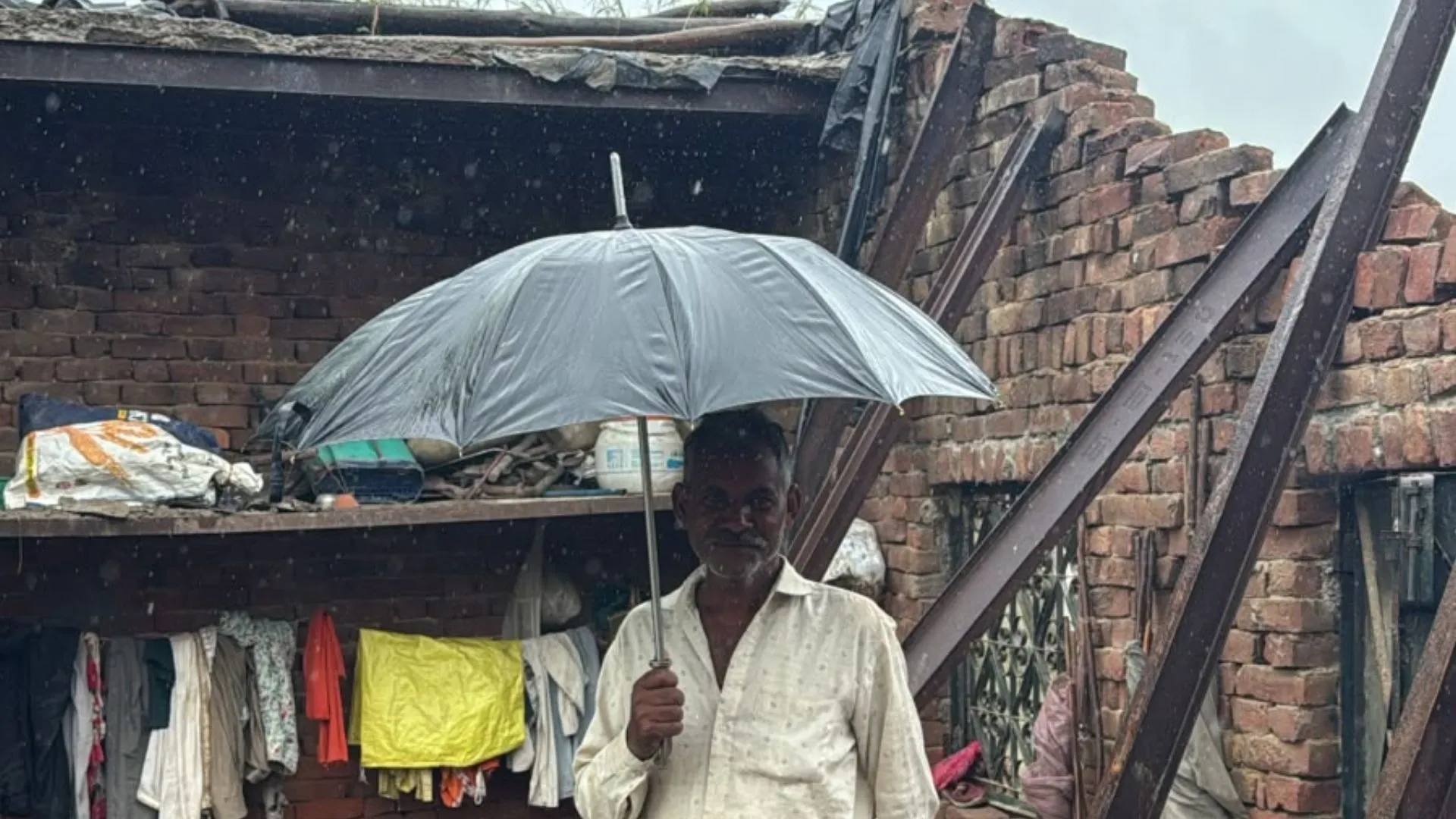 हापुड़: दरार बनी चेतावनी, परिवार बाहर निकला और कुछ ही देर में गिर गई छत