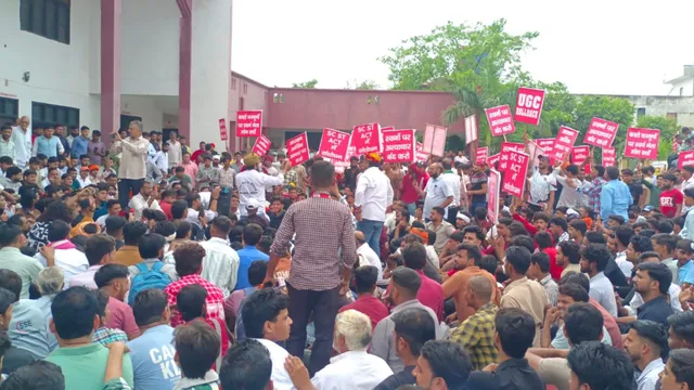 हापुड़ के धौलाना में प्रदर्शन, UGC के नए नियमों और SC-ST एक्ट के खिलाफ जुटे लोग