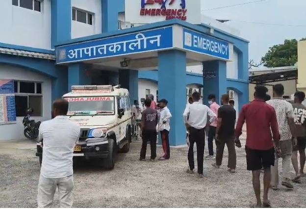 Mathura में युवक को अस्पताल ने किया डिस्चार्ज, घर पहुंचते ही हो गई मौत