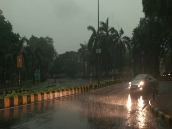 दिल्ली-NCR में मॉनसून का अटैक, बारिश से ट्रैफिक बेहाल, खराब मौसम में 9 फ्लाइट्स को किया गया डायवर्ट दिल्ली-NCR में मॉनसून का अटैक, बारिश से ट्रैफिक बेहाल, खराब मौसम में 9 फ्लाइट्स को किया गया डायवर्ट