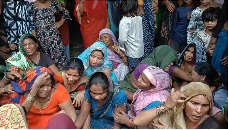 Shahjahanpur में खेल-खेल में बारिश की पानी से भरे गड्ढे में डूबे दो मासूम, परिजनों पर टूटा पहाड़