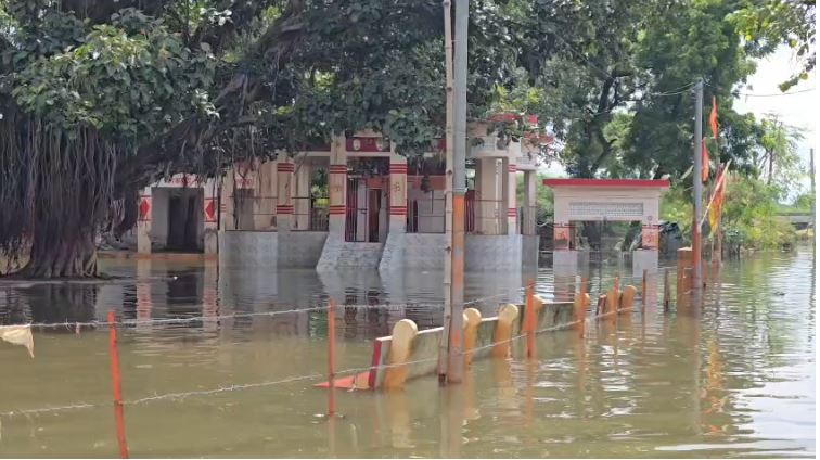 Unnao में बाढ़ से हाहाकार, गंगा के पानी में डूबे कई गांव, कटा संपर्क