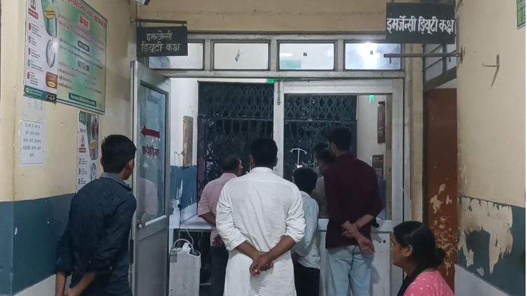 Maharajganj में मीट बेचने के दौरान दो दुकानदार आपस में भिड़े, चाकूबाजी में छात्र घायल