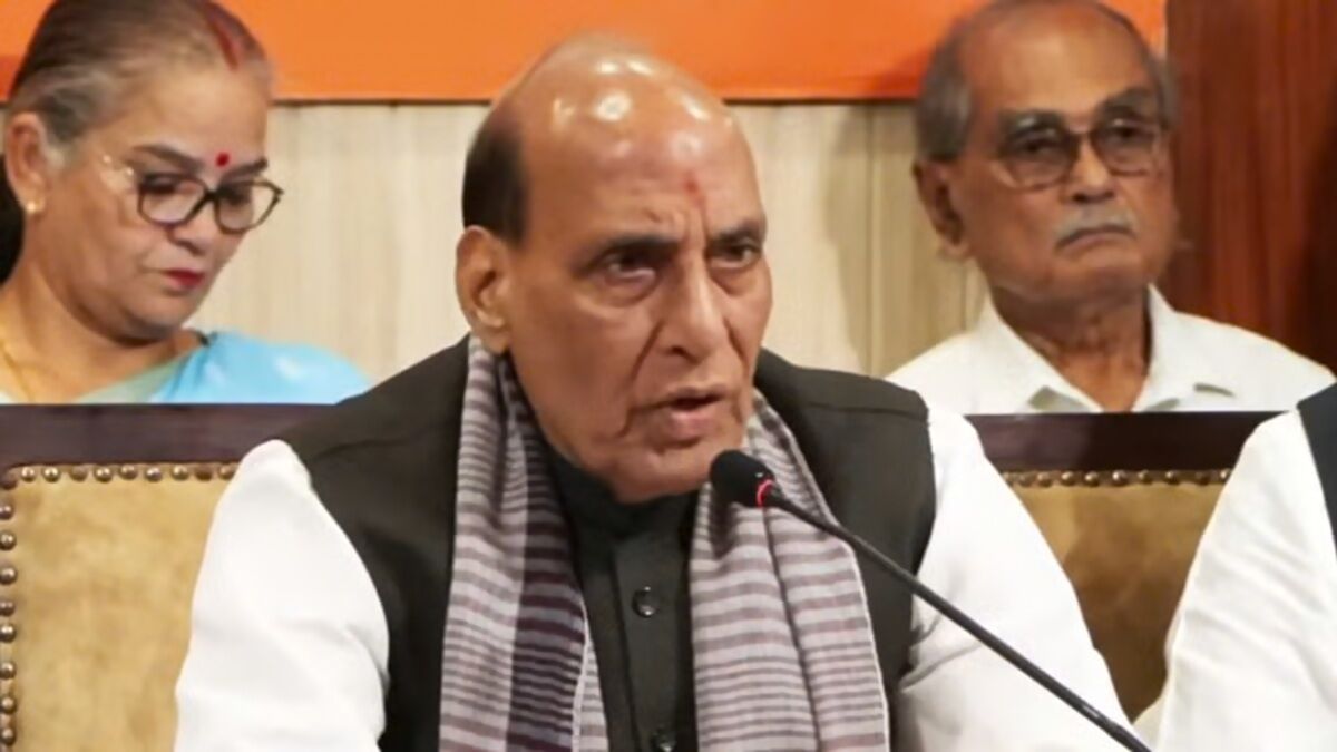 बांग्लादेश का जिक्र कर कांग्रेस पर बरसे राजनाथ सिंह, विपक्ष की रणनीति पर उठाए सवाल