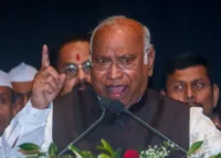 खरगे के बयान से गरमाई राजनीति, भाजपा का विरोध प्रदर्शन, कांग्रेस ने रखा पक्ष