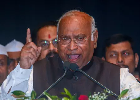 खरगे के बयान से गरमाई राजनीति, भाजपा का विरोध प्रदर्शन, कांग्रेस ने रखा पक्ष